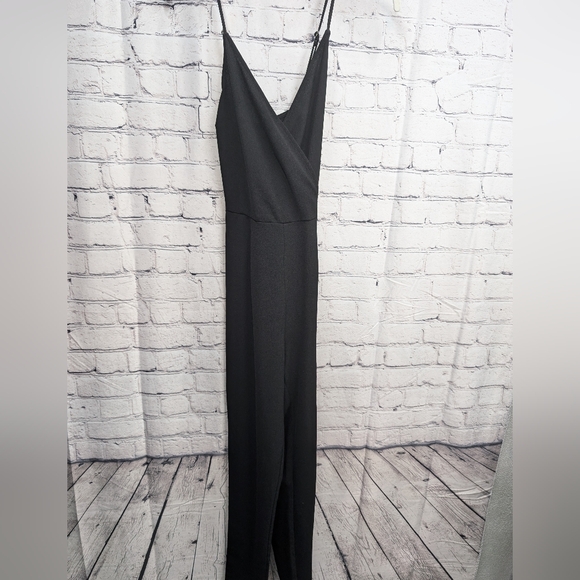 Elegant Black Jumpsuit - Picture 1 of 8